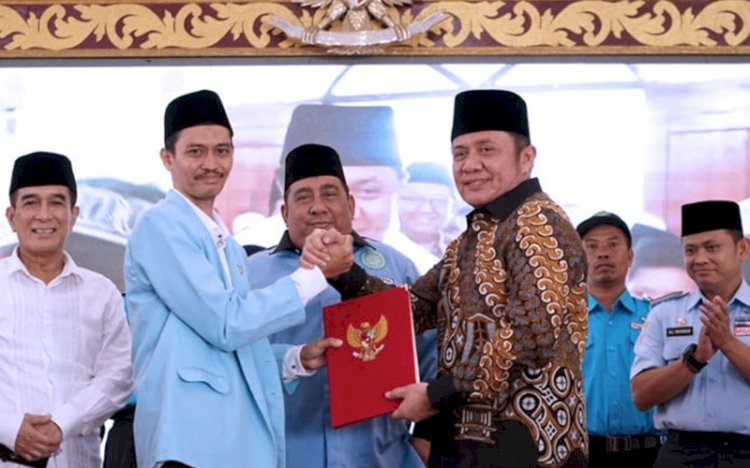 Ketua BKPRMI Sumsel, Firdaus bersama Mantan Gubernur Sumsel, Herman Deru saat MoU Program Grebeg Masjid di Griya Agung. (ist/rmolsumsel.id) 