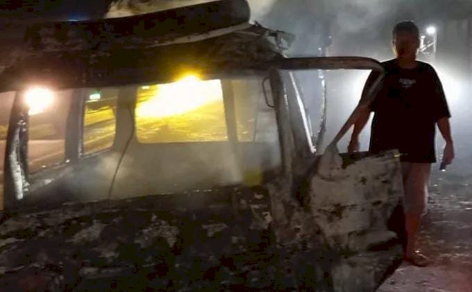 Mobil minibus yang terbakar setelah kecelakaan di Jalan Lintas Timur. (ist/rmolsumsel.id) 