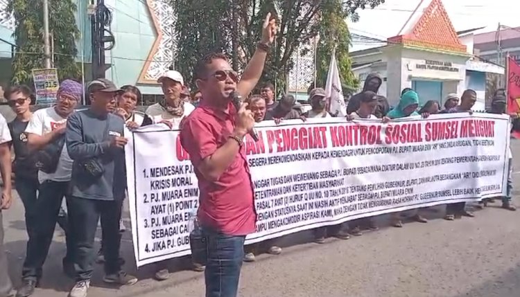 Puluhan massa gabungan penggiat kontrol sosial Sumsel menggelar demo  di Kantor Gubernur, meminta Pj Gubernur Sumsel segera mencopot Pj Bupati Muara Enim Ahmad Rizali, Kamis (4/7).(Dudy Oskandar/RMOLSumsel.id)