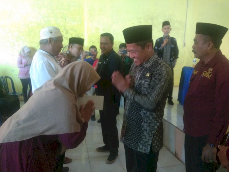 Wakil Bupati Muratara Inayatullah didampingi Kabag Kesra Irwan Suci Sastro saat memberikan insentif guru ngaji secara simbolis. (alam/rmolsumsel.id) 