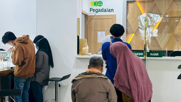 Suasana pelayanan pembelian emas di pegadaian (maya hasan/rmolsumsel.id)