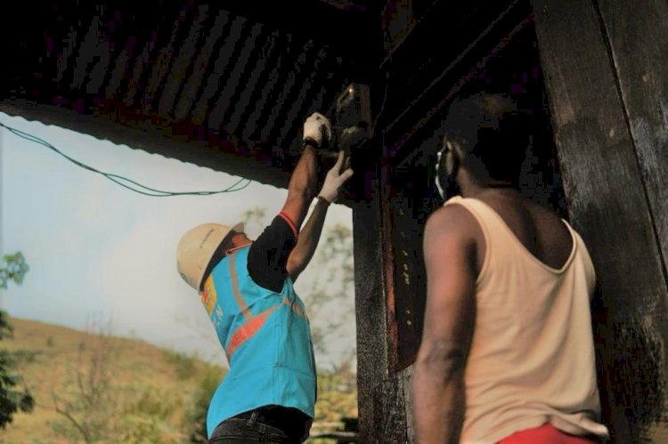 Petugas PLN saat melakukan pengecekan meteran. (ist/rmolsumsel.id) 