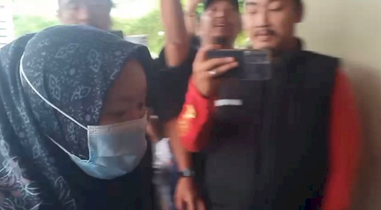   Henny Puspita, istri dari pelaku utama pembunuhan karyawan Koperasi Karya Rizky Mandiri yakni Anton Eka Putra. (Denny Pratama/RMOLSumsel.id)