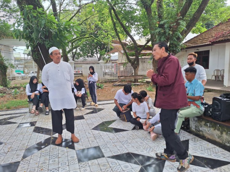 Sejumlah seniman latihan di Pelataran Museum  Sultan Mahmud Badaruddin (SMB) II Palembang. (dudi oskandar/rmolsumsel.id) 