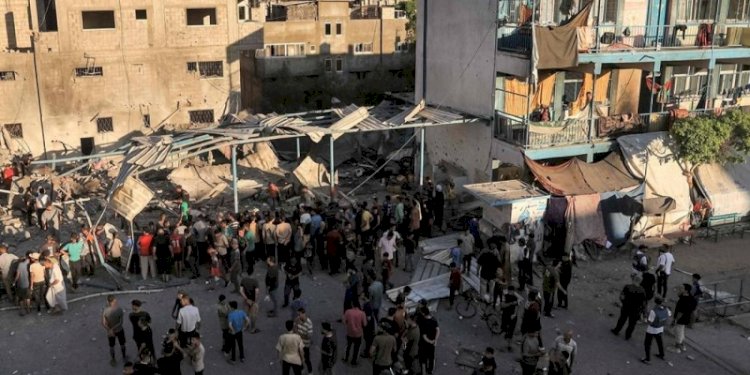 Orang-orang berkumpul untuk mencari korban di antara puing-puing bangunan yang runtuh pasca pemboman Israel di Nuseirat di Jalur Gaza tengah pada Sabtu, 6 Juli 2024/Net