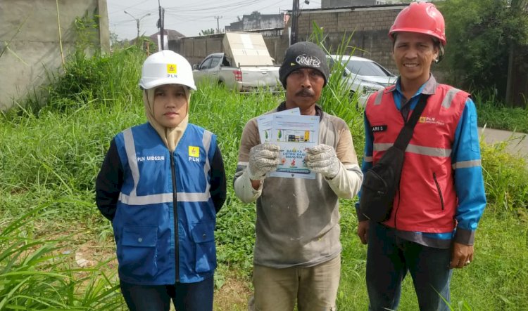 Petugas PLN melakukan sosialisasi jarak aman jaringan SUTM. (ist/rmolsumsel.id) 