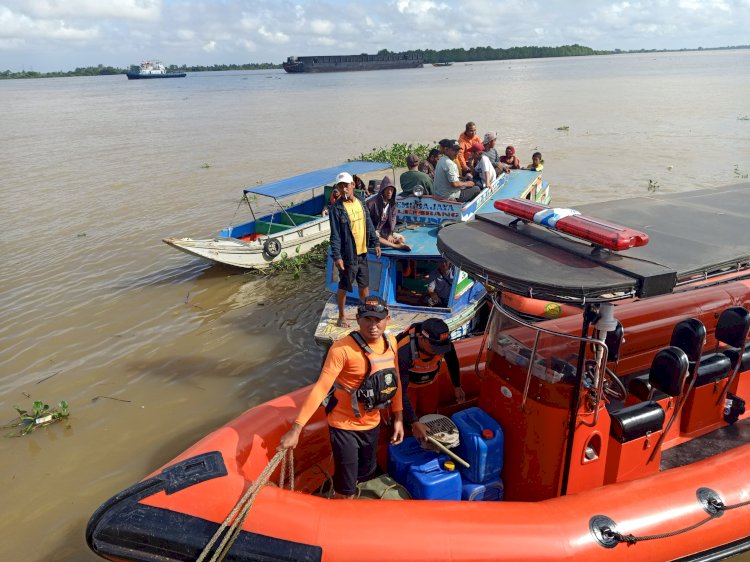 Personel Basarnas Palembang saat melakukan pencarian kernet Speedboat yang hilang di Sungai Musi. (Dokumentasi Basarnas)