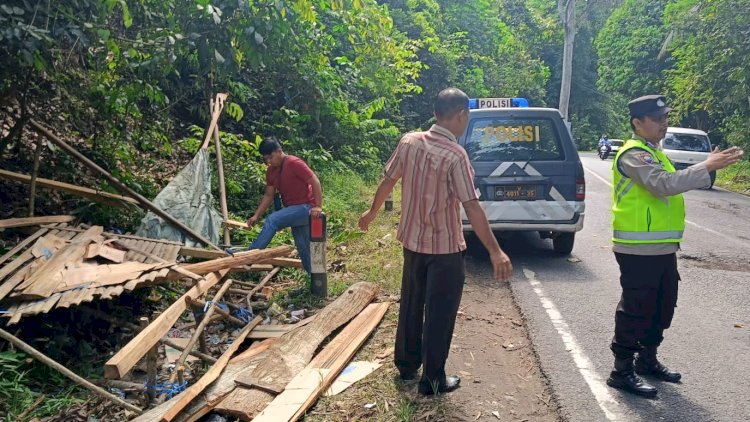 personel Polsek Baturaja Barat juga membongkar pos pungli/Foto: Humas Polres OKU