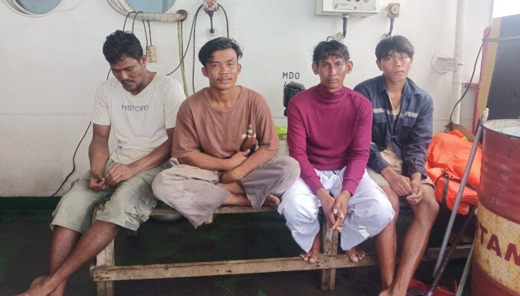 Empat nelayan KM Lombok 3 Taruna saat diperiksa kesehatannya di Mako Polairud Polda Sumsel /Foto:Pol Airud