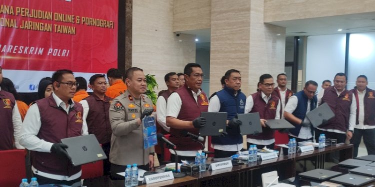 Dirtipidum Bareskrim Polri Brigjen Djuhandani Rahardjo Puro didampingi Karopenmas Divhumas Mabes Polri Brigjen Trunoyudo saat pemgungkapan kasus judi dan pornografi online/Ist