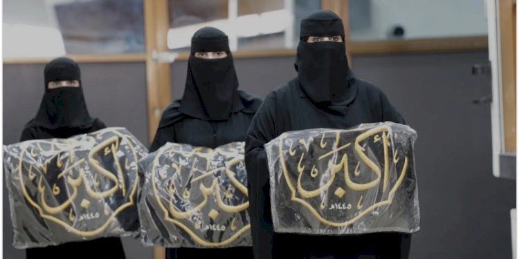 Tampak pegawai perempuan memegang lembaran kain kiswah di Makkah, Arab Saudi/Net