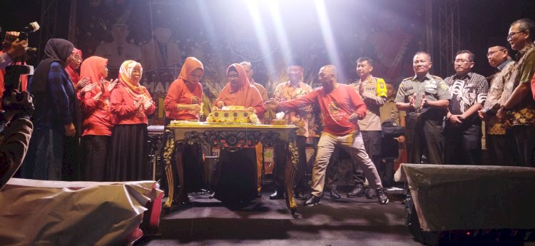 Rektor Unbara didampingi para Purek, Dekan dan seluruh mitra saat memotong tumpeng pada acara malam puncak dies natalis ke 25. (Amizon/rmolsumsel.id) 
