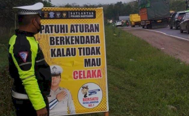 Spanduk imbauan yang dipasang anggota Satlantas Polres Banyuasin. (ist/rmolsumsel.id) 