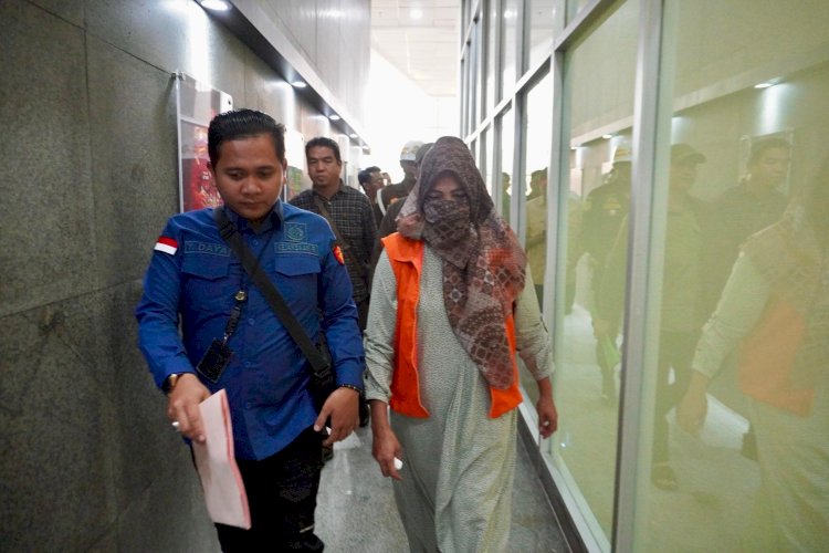 Tersangka Asnah Ifah saat diamankan petugas. (ist/rmolsumsel.id)  