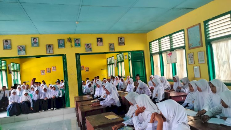 Polres Musi Rawas memberikan penyuluhan dan sosialisasi tentang bahaya narkotika dan judj online ke pelajar SMP.(Dokumentasi Polisi)