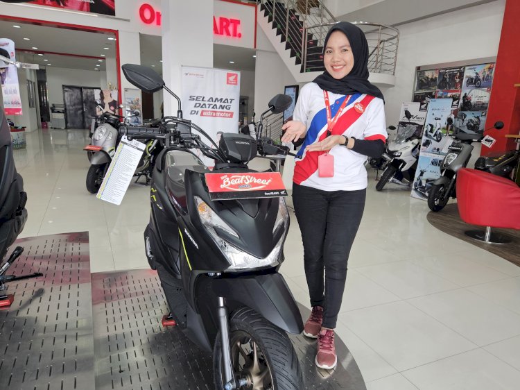 SPG Honda Motor menunjukkan produk motor yang masuk program Juliet. (Maya Hasan/RMOLSumsel.id)