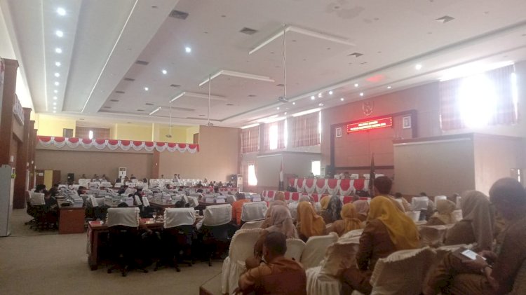  Pj Bupati Muara Enim menyampaikan penjelasan 7 Raperda Kabupaten Muara Enim di rapat paripurna DPRD Kabupaten Muara Enim. (Noviansyah/RMOLSumsel.id)