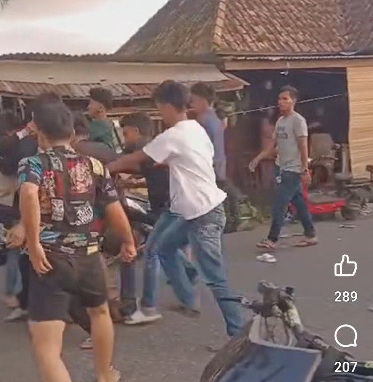 video tawuran remaja di SP Padang OKI. (Tangkapan Layar)