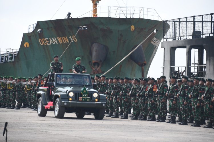 Sebanyak kurang lebih 450 personel Satgas Pamtas RI - PNG Yonif 200/BN yang telah bertugas di wilayah perbatasan darat negara RI - Papua New Gunea bersandar di Dermaga Non Petikemas Pelabuhan Boom Baru dengan menggunakan kapal KRI Teluk Palu 523, Rabu (10/7).(Dokumentasi Korem 044/Gapo)
