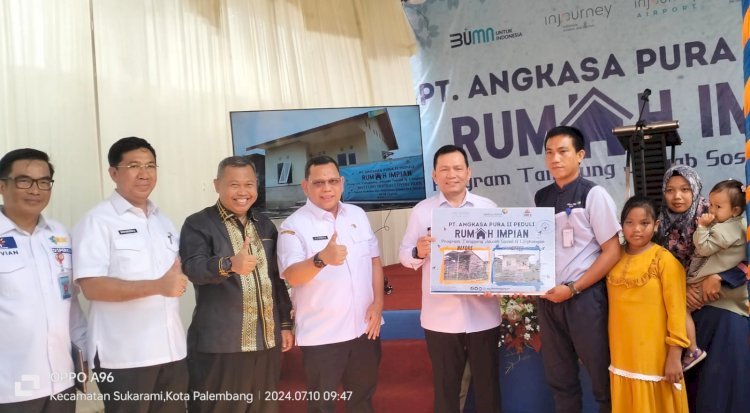 Suasana penyerahan Bantuan Rumah Tidak Layak Huni (RTLH) dari PT.Angkasa Pura II Kantor Cabang Bandara Sultan Mahmud Badaruddin II Palembang dilaksankan di Jalan Kerikil 3 RT 72 RW 14 Kelurahan Kebun Bunga Kecamatan Sukarami Palembang, Rabu (10/7).(Dudy Oskandar/RMOLSumsel.id)   