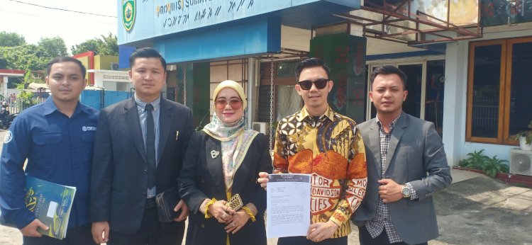 Mantan dosen Connie Pania Putri didampingi Kuasa Hukum Ryan Gumay saat memberikan keterangan kepada wartawan sesuai melayangkan surat pengaduan ke Disnakertrans Provinsi Sumsel. foto/denny.Mantan dosen Connie Pania Putri didampingi Kuasa Hukum Ryan Gumay saat memberikan keterangan kepada wartawan sesuai melayangkan surat pengaduan ke Disnakertrans Provinsi Sumsel. (Denny Pratama/RMOLSumsel.id)