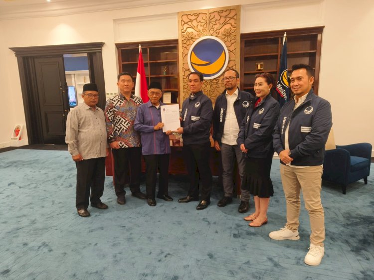 Slamet Somosentono saat menerima SK rekomendasi dukungan dari Pengurus DPP Partai Nasdem. (ist/rmolsumsel.id) 