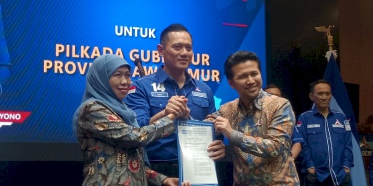 AHy memberikan surat rekomendasi dukungan ke Khofifah Emil di Pilgub jatim. (ist/rmolsumsel.id) 