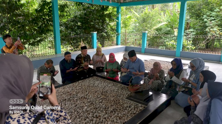 Paslon Heppi Joncik-Epsi Komar saat menziarahi makam mantan walikota Pagar Alam 2001/2013 Djazuli Kuris Kamis (11/7). (Taufik/RMOLSumsel.id)