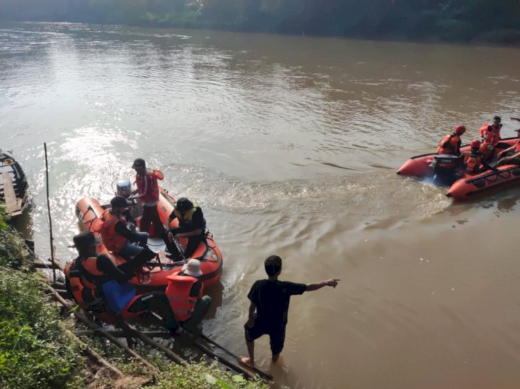 Tim gabungan saat melakuian pencarian/Foto: Basarnas