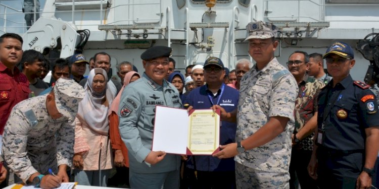 Bakamla RI melalui aset Patroli KN Pulau Nipah-321 menjemput 16 nelayan Indonesia yang ditangkap Agensi Penguatkuasaan Maritim Malaysia (APMM)/Ist