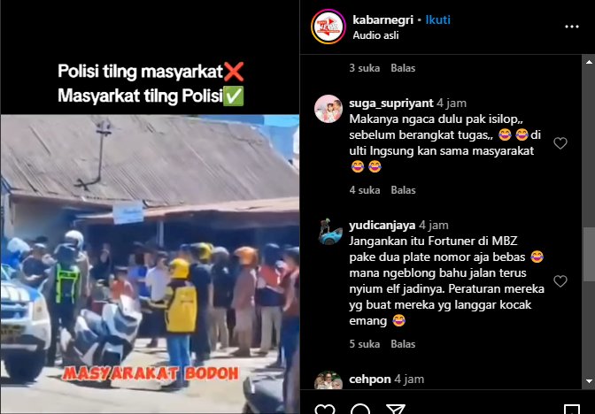 Suasana warga mengerumuni polisi usai menilang pengendara sepeda motor yang tak pakai spion dan telat bayar pajak. Namun, warga protes karena motor yang digunakan polisi itu juga ternyata tidak pakai spion dan tidak membayar pajak. (Tangkapan Layar Instagram)