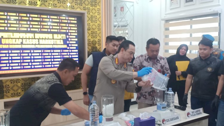 Kapolrestabes Palembang Kombes Pol Harryo Sugihhartono didampingi Kasat Narkoba AKBP Mario Ivanry saat memusnahkan barang bukti/Foto: Denny.