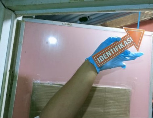 Polisi melakukan olah TKP di lokasi gantung diri dalam kamar mandi. (Handout)