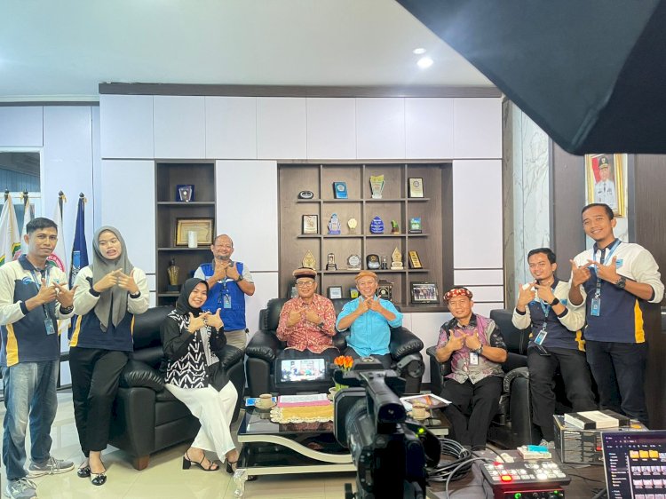 Jumat (12/7) bertempat di Kantor Dinas Pendidikan dan Kebudayaan Kabupaten Lahat diadakan podcast dengan tema Ngopiko (Ngopi Pagi Bareng Kominfo) Aksara Ulu Lahat. Hadir di podcast ini Niel Adrin, SE, MAP Kepala Dinas Pendidikan dan Kebudayaan Kabupaten Lahat, Syaihul Azhari, SE, MM Kabid Kebudayaan dan Mario Andramartik penggiat Budaya Sumsel. (Handout)      
