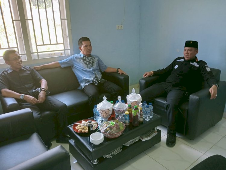 Pj Bupati saat melakukan kunjungan ke kantor Perumda Tirta Seguring Betung disambut Plt Perumda/ist
