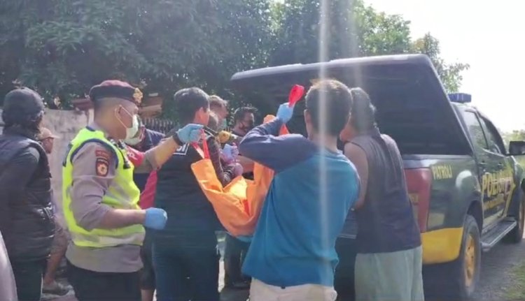 Polisi saat mengevakuasi jenazah. (ist/rmolsumsel.id )
