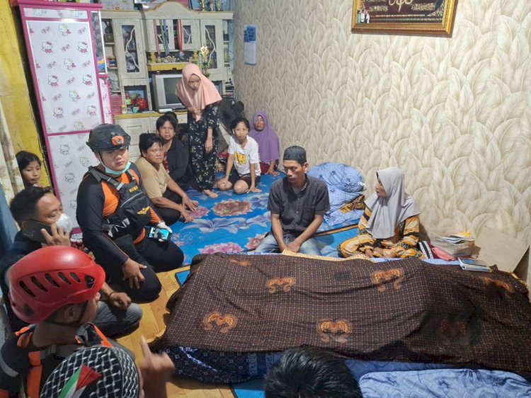  Personel Basarnas Palembang mengantar jenazah korban tenggelam ke rumah duka. (Dokumentasi Basarnas)
