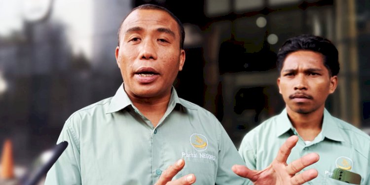 Ketua Geomaritim Partai Negoro, Rusdianto Samawa, usai melaporkan Menteri Kelautan dan Perikanan, Sakti Wahyu Trenggono, ke KPK. (ist/rmolsumsel.id) 