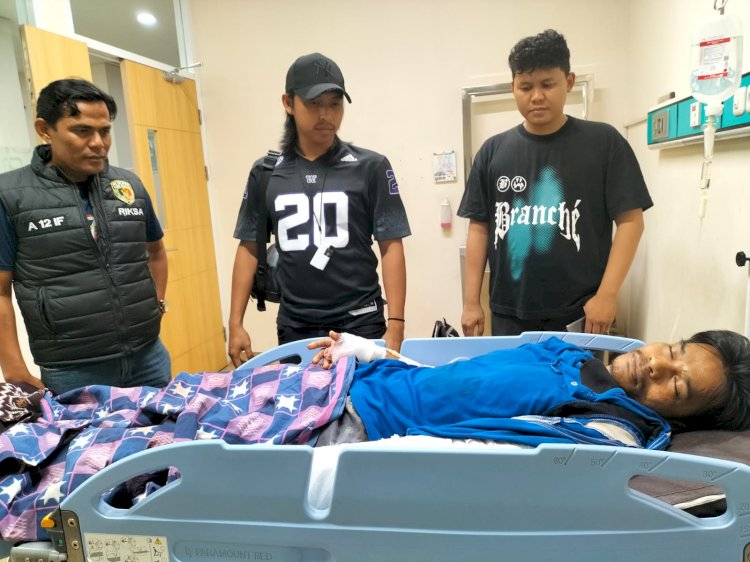 Korban pembacokan oleh kades saat dirawat. (Handout)
