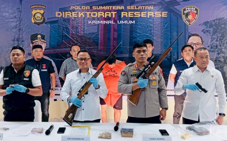 Direktur Reserse Kriminal Umum Polda Sumsel Kombes Pol M Anwar Reksowidjojo menunjukkan barang bukti senjata api ilegal dari oknum ASN Kementerian Perhubungan/Foto: Fauzi