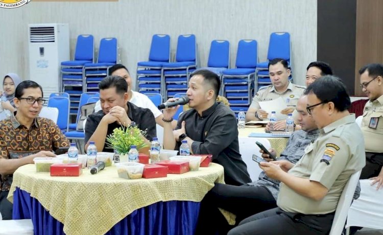 Suasana kunjungan kerja lapangan ke kantor Bapenda Palembang, bersama anggota Komisi II DPRD Palembang, Fahrie Adianto, Akbar Alfaro, Andi, dan M Arfani, Senin (15/7).(Dudy Oskandar/rmolsumsel.id)   