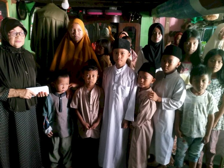  Puluhan anak yatim di Kelurahan 12 Ulu Kecamatan Seberang Ulu II Palembang menerima santunan dari wartawan Polda Sumsel. (Fauzi/RMOLSumsel.id)