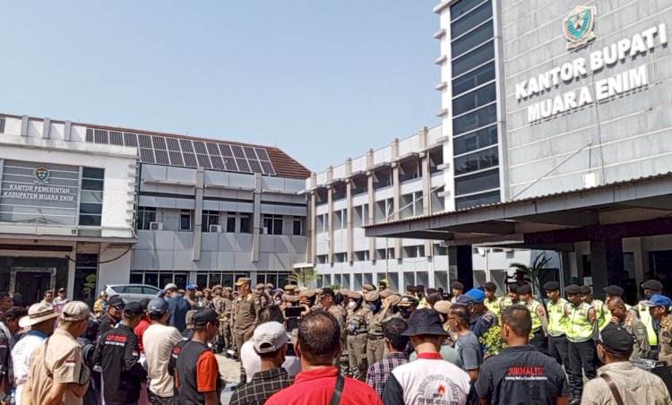 Massa aksi kembali mendatangi kantor Bupati Muara Enim untuk menuntut Pj Bupati Muara Enim Ahmad Rizali mundur dari jabatan/Foto: Noviansyah