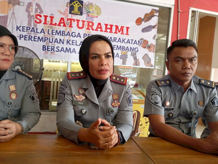 Kalapas Wanita Kelas II Palembang Ike Rahmawati  saat memberikan keterangan terkait kondisi Lina Mukherjee. (Fauzi/RMOLSumsel.id)