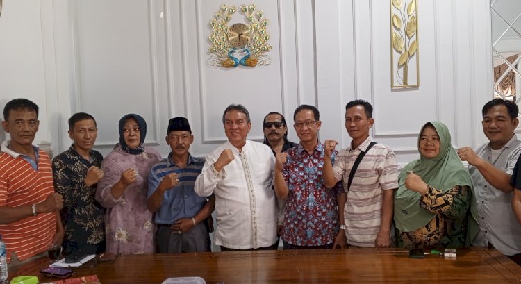 Ahmad Rizali (tengah) didampingi  tim advokasi Shinta Paramita Sari beserta para relawan/Foto: Noviansyah