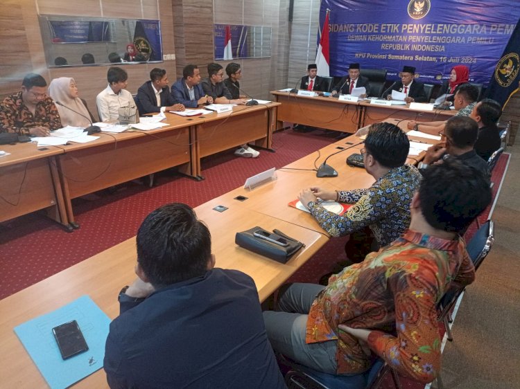 Dewan Kehormatan Penyelenggara Pemilu (DKPP) menggelar sidang atas dugaan dua komisioner Bawaslu OKU yang dilaporkan menerima suap dari Caleg. (Dudi Oskandar/RMOLSumsel.id)