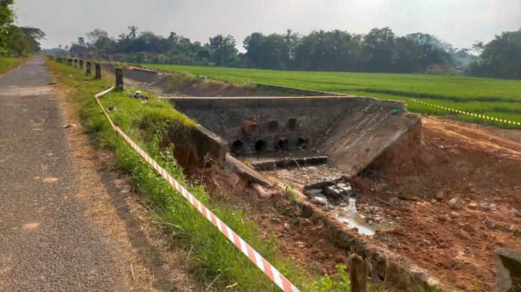    Pernyataan Pemerintah Kabupaten (Pemkab) OKU Timur dalam hal ini Dinas Pertanian yang telah membagikan bantuan berupa mesin pompa air dan membuat sumur bor di wilayah yang terdampak jebolnya irigasi di Bendungan Komering (BK) 19, Belitang, Kabupaten OKU Timur.