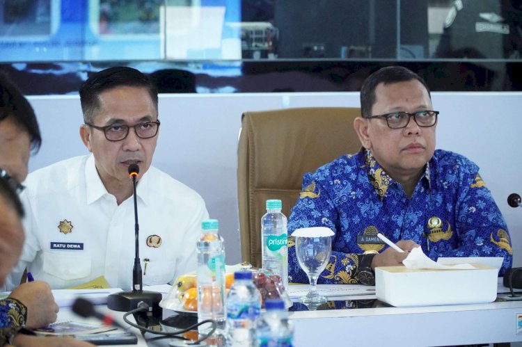 Pj Walikota Palembang Ucok Abdul Rauf Damenta (kiri) didampingi Sekretaris Daerah Ratu Dewa dalam rapat terkait kemacetan/Foto: Diskominfo