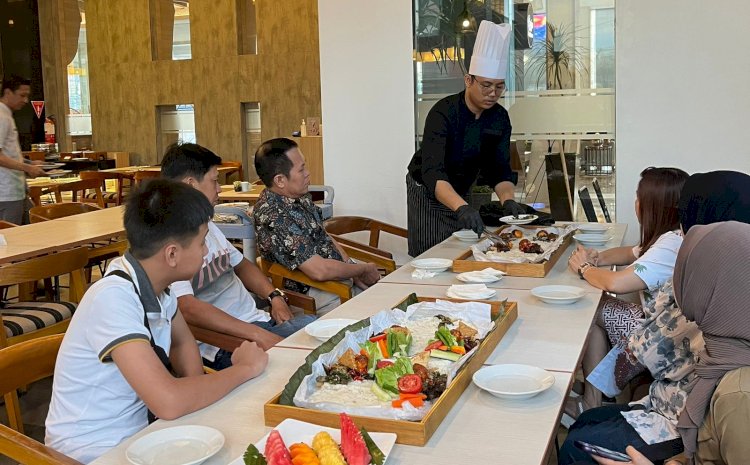 Para tamu hotel saat menikmati nasi liwet di the 101 hotel (mayahasan/rmolsumsel)