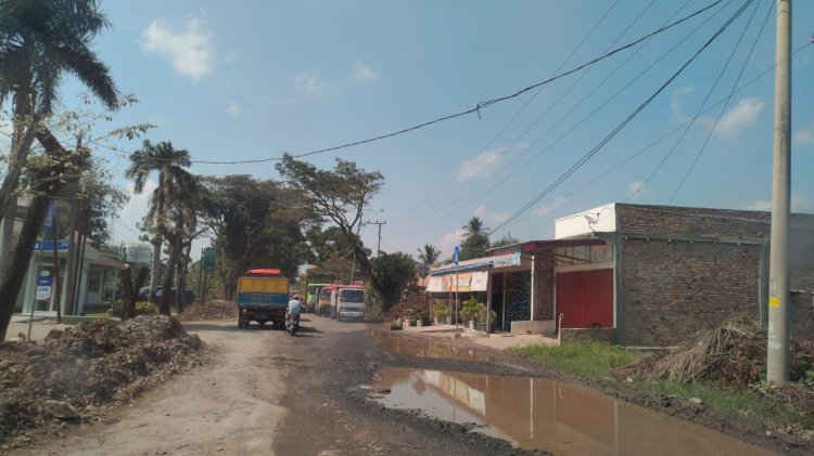 Kondisi Jalinsumteng yang semakin rusak parah dan belum mendapat perhatian dari pihak terkait. (Amizon/rmolsumsel.id) 